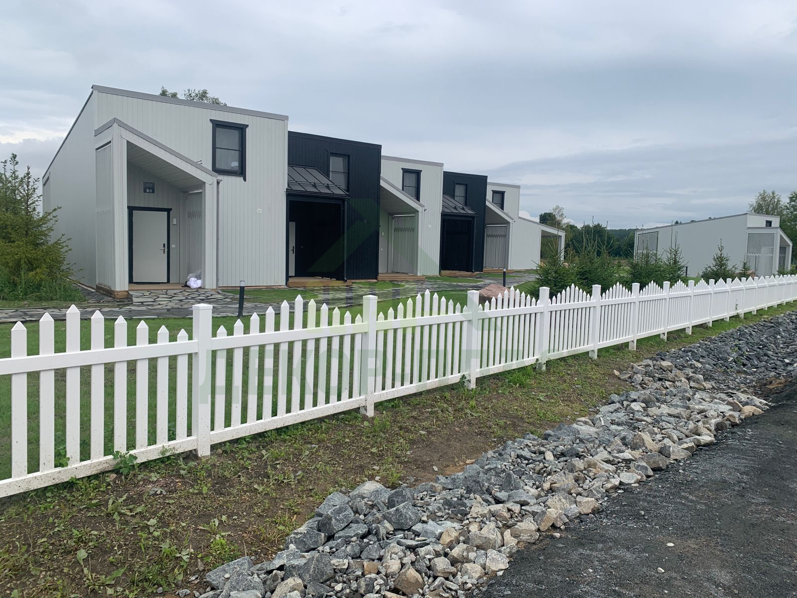 Проект установки пластикового забора -  штакетника в загородном отеле "Кружево" в Карелии