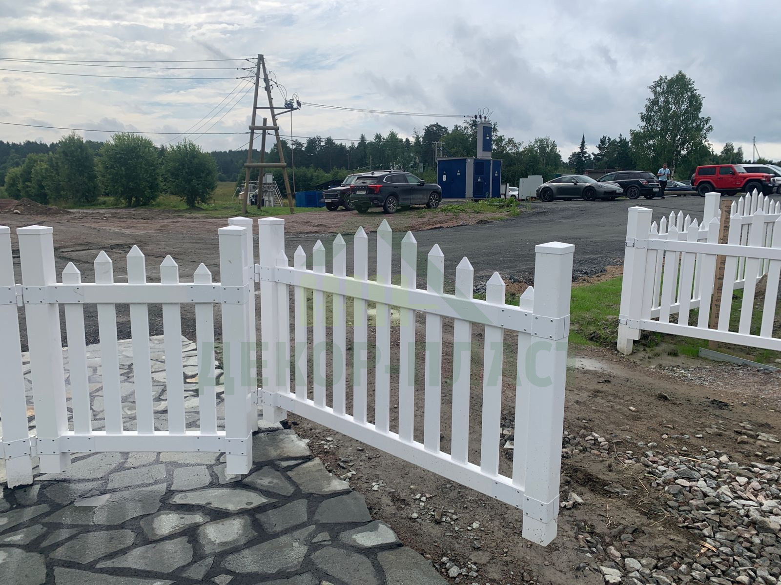 Проект установки пластикового забора -  штакетника в загородном отеле "Кружево" в Карелии