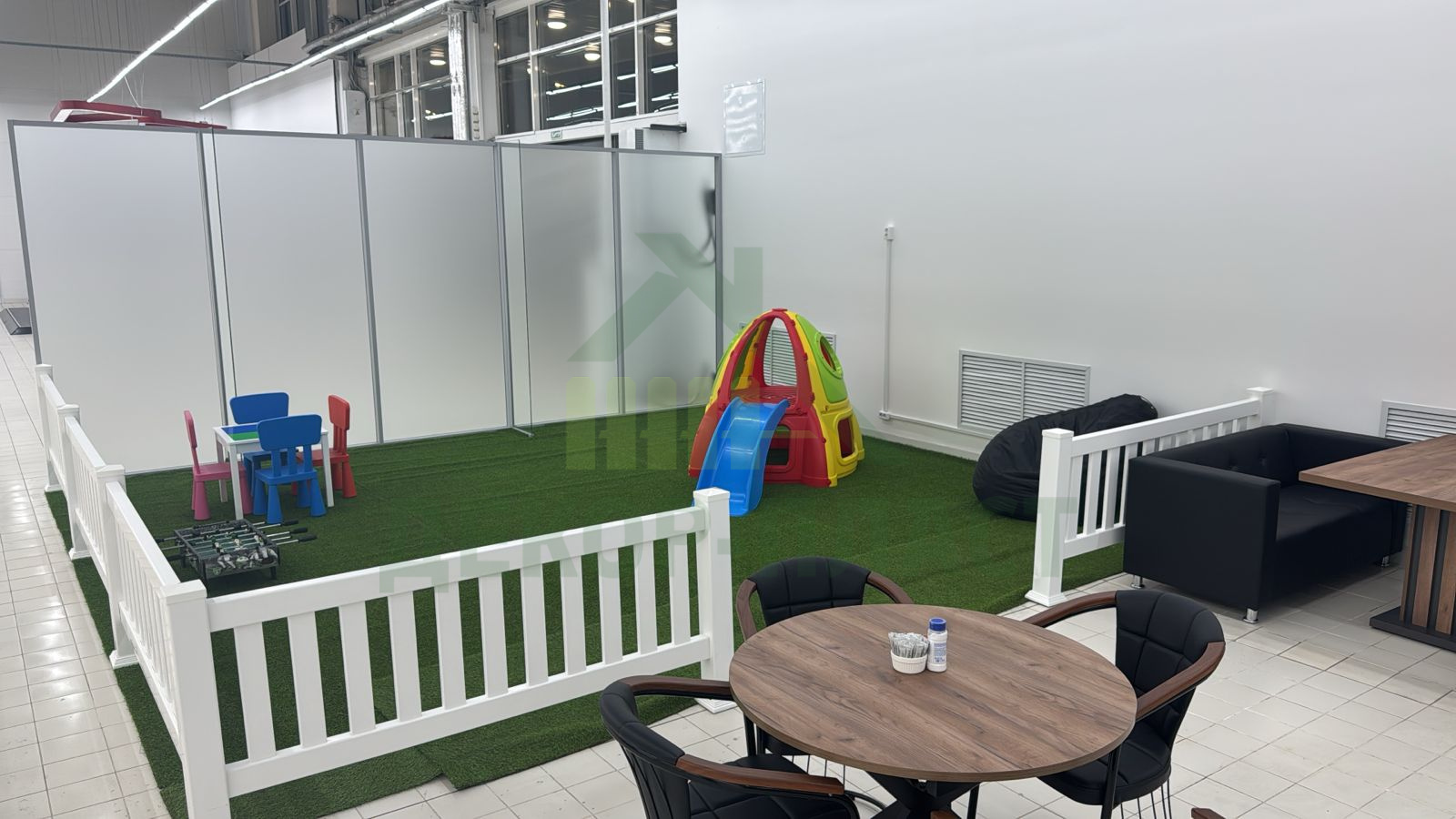 Проекты по установке травмобезопасных ограждений для детских площадок в автосалонах и дилерских центрах