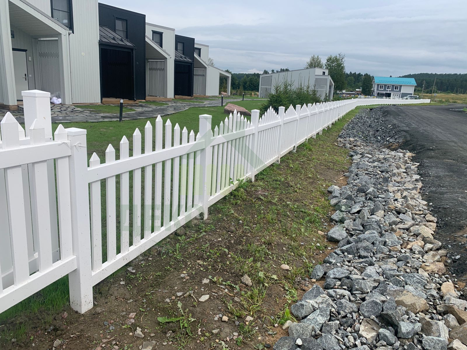 Проект установки пластикового забора -  штакетника в загородном отеле "Кружево" в Карелии