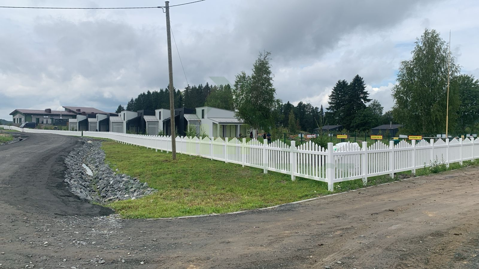 Проект установки пластикового забора -  штакетника в загородном отеле "Кружево" в Карелии