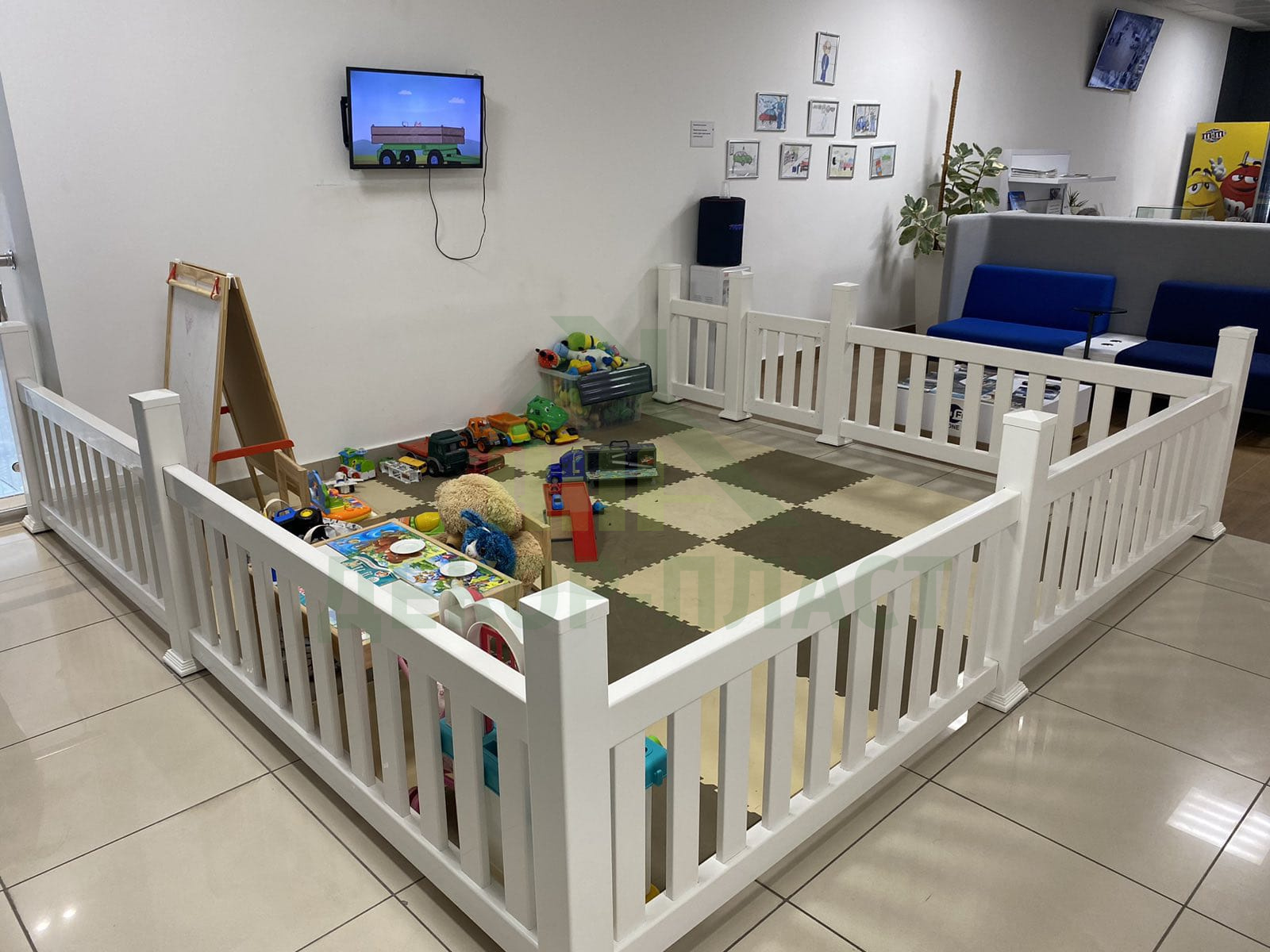 Проекты по установке травмобезопасных ограждений для детских площадок в автосалонах и дилерских центрах