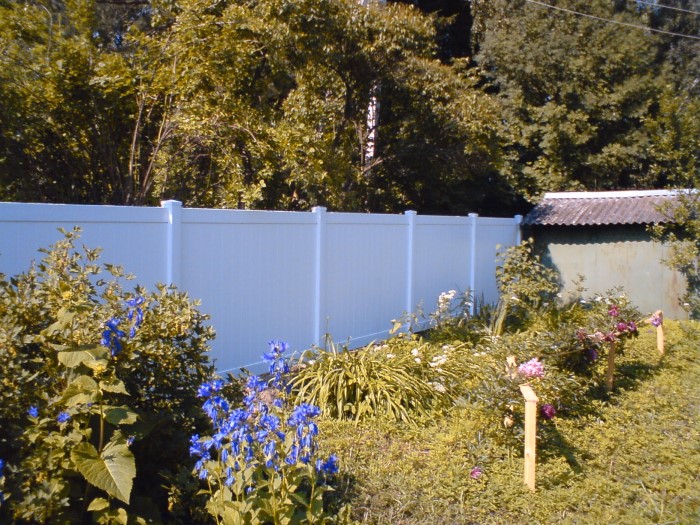 сплошной пластиковый забор